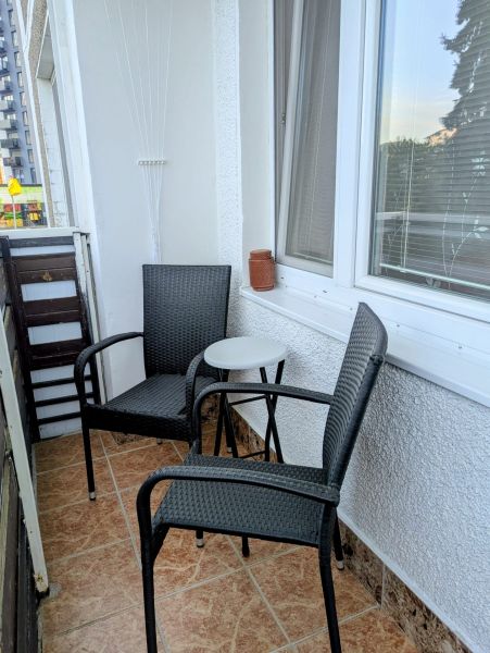 Erkély Dubnica nad Váhom városában, a Centrum I-n, két székkel és egy asztallal.