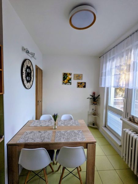 Ebédlő egy kétszobás lakásban étkezőasztallal és dekorációkkal.