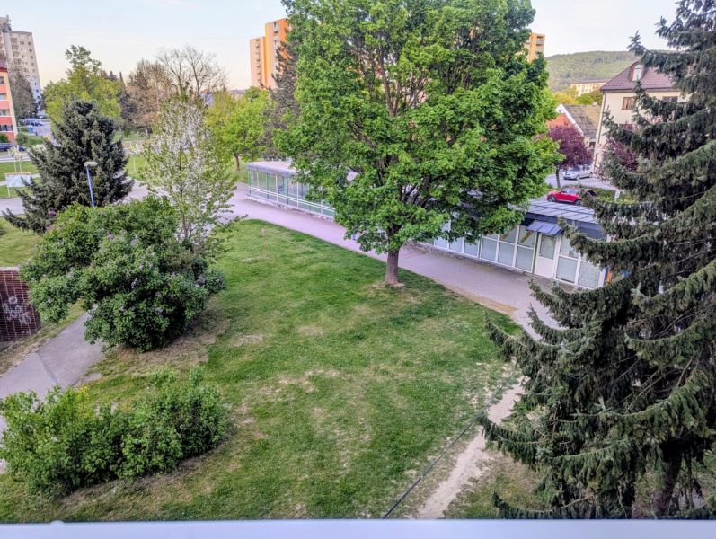 Zöldterület a Centrum I utca környékén Dubnica nad Váhom városában, járdákkal és épületekkel.
