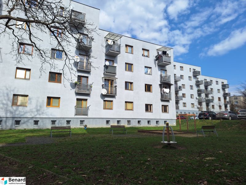 Egy lakóház a Majakovszkij utcában, Eperjesen, zöldövezettel és parkolóval körülvéve.