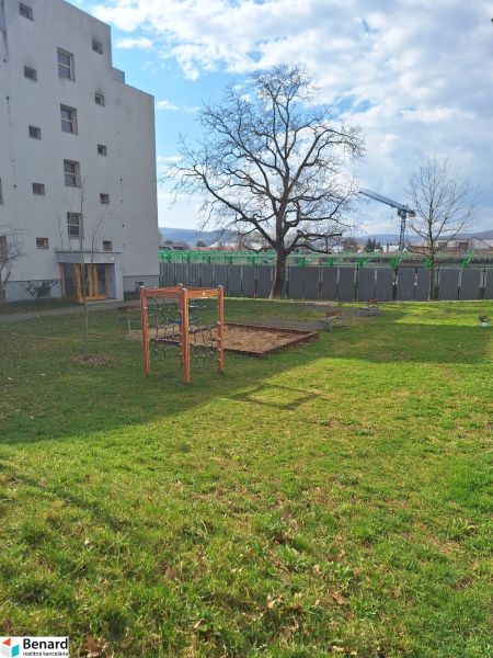 Udvar egy 2 szobás lakásnál a Majakovského utcában, Eperjesen, gyepes és fákkal.