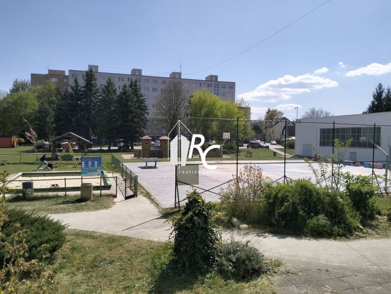 Sportpálya és játszótér a háromszobás lakás környékén, Martinban.
