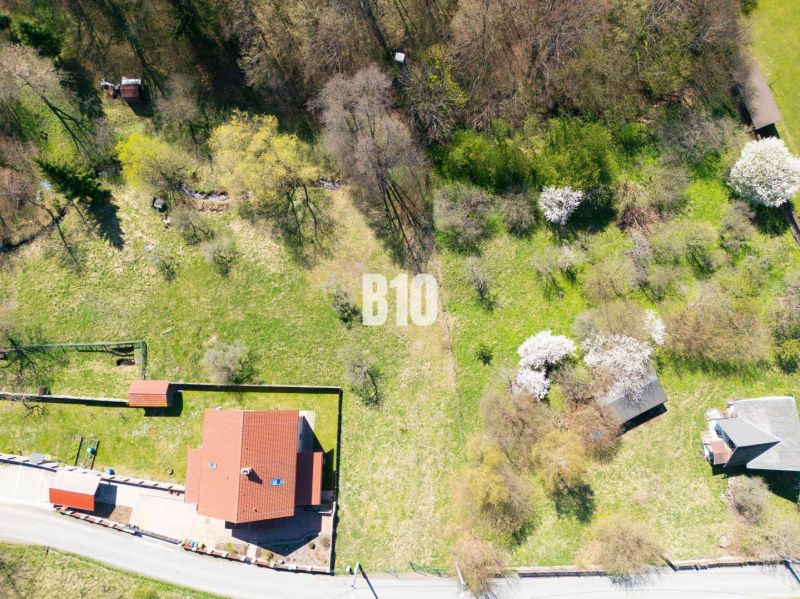Légi felvétel a telkekről - családi házas lakóövezet és zöldterület az Obrancov mieru utcában, Banská Štiavnica.