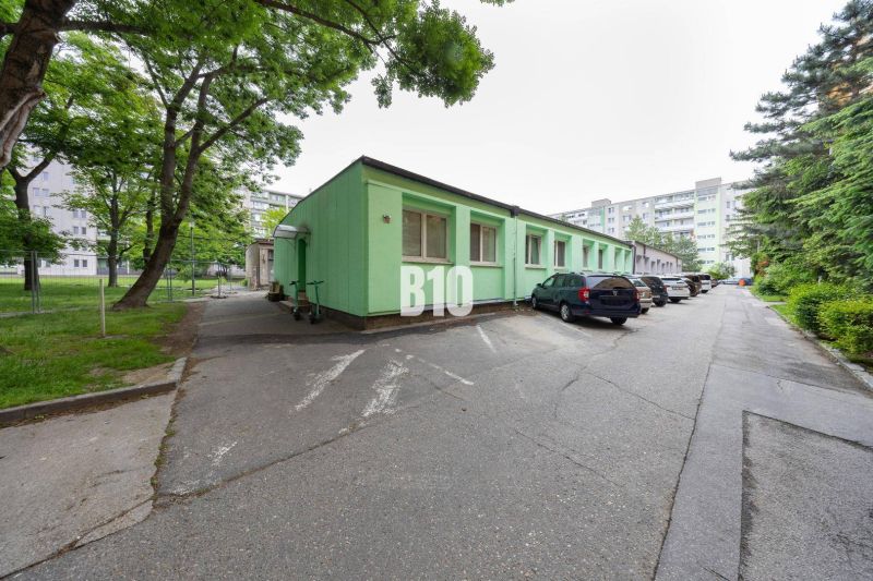 Zöld épület és parkoló a pozsonyi Ružinov-Ostredky irodaterületén.