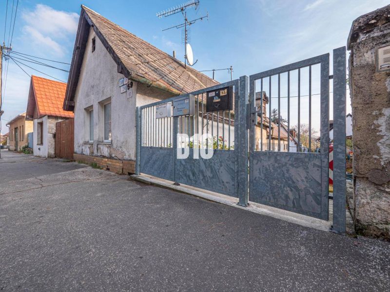 Családi ház kapuval a Jadranská utcában, Pozsony IV. kerületében, lakóövezetben.