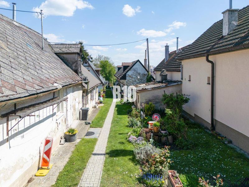 Keskeny átjáró kerttel és régebbi házakkal a Jadranská utcában, Pozsony IV. Telkek - lakóövezet.