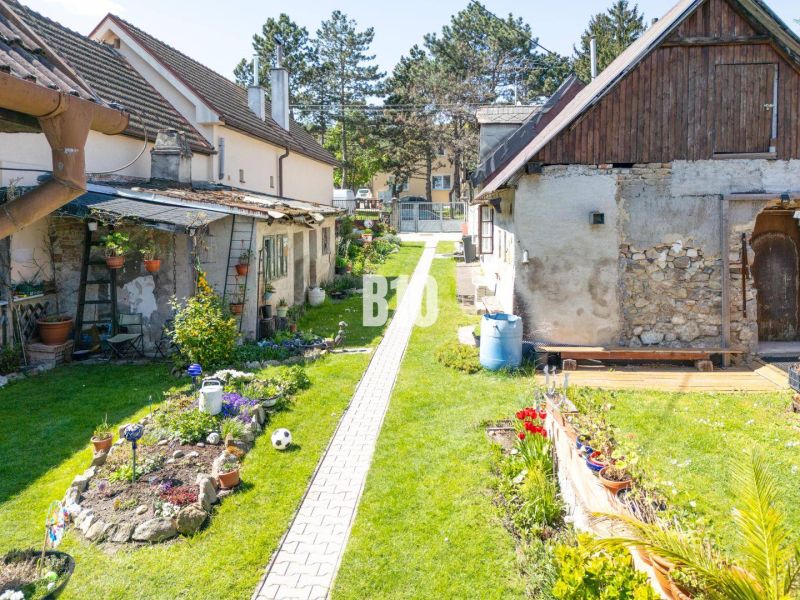 Kert virágültetéssel a Pozemky - bývanie területen, Jadranská utca, Pozsony IV.