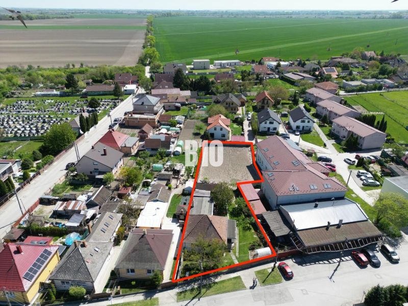 Családi házak légi felvétele Kalinkovóban, a telek piros vonallal van megjelölve.