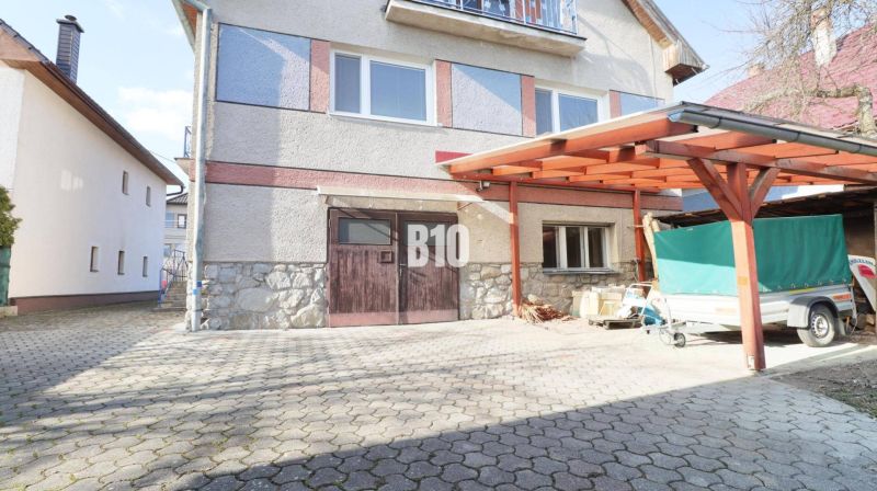 Családi ház Turányban fa előtetővel és behajtóúttal.