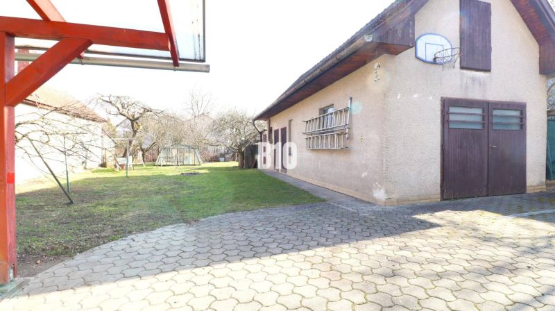 A Turányi családi ház udvara garázzsal és kosárlabda palánkkal.