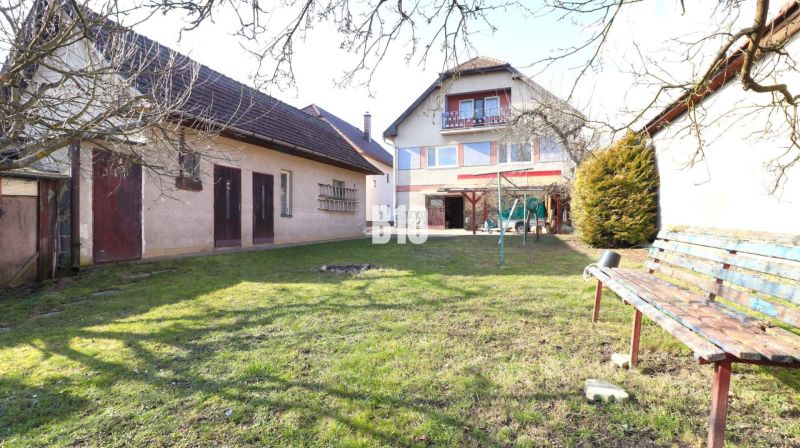 Családi ház kertre néző kilátással Turányban, kerttel és pavilonnal a gyepen.