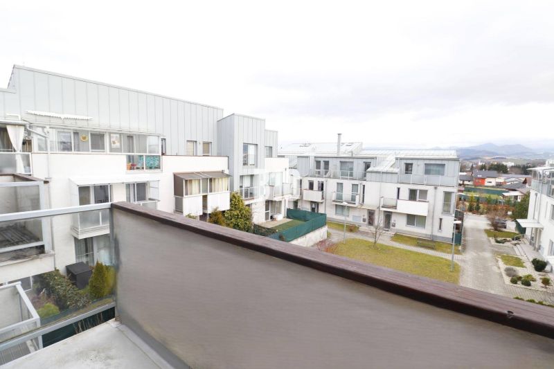 Kilátás egy kétszobás lakás erkélyéről Martinban a modern lakóházakra.