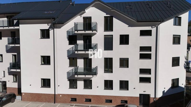 Lakóház Alsókubinban parkolóhelyekkel és erkélyekkel.