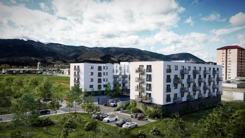 Új építés a martini Košútska utcában, zölddel és hegyekkel körülvéve.