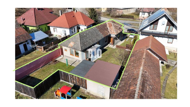 Családi ház Ľubelában kerttel, pavilonnal és tárolóhelyiségekkel. Hagyományos tető és kerítés.