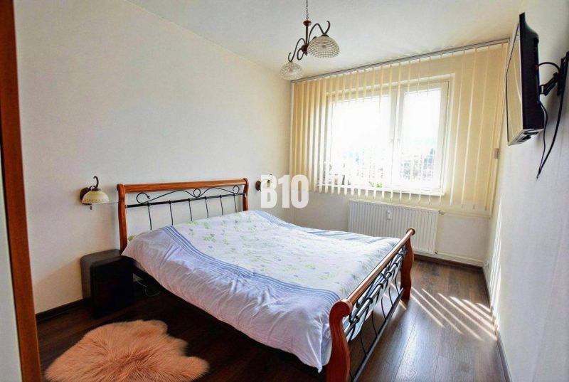 Hálószoba franciaággyal és fa dekorációjú padlóval, 3 szobás lakás.