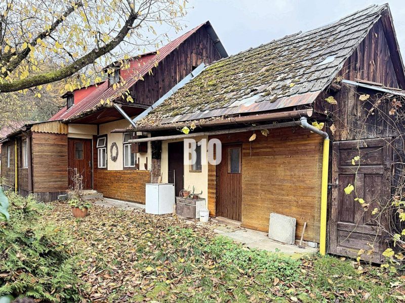 Hagyományos építészetű családi ház Kotešovában, őszi lombbal az udvaron.