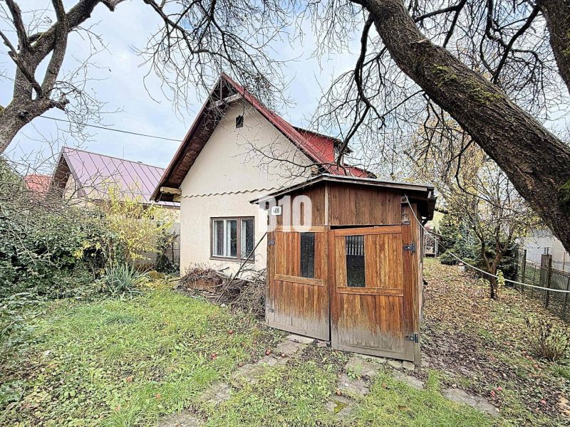 Családi ház Kotešovában fa előtetővel és kerttel ősz folyamán.