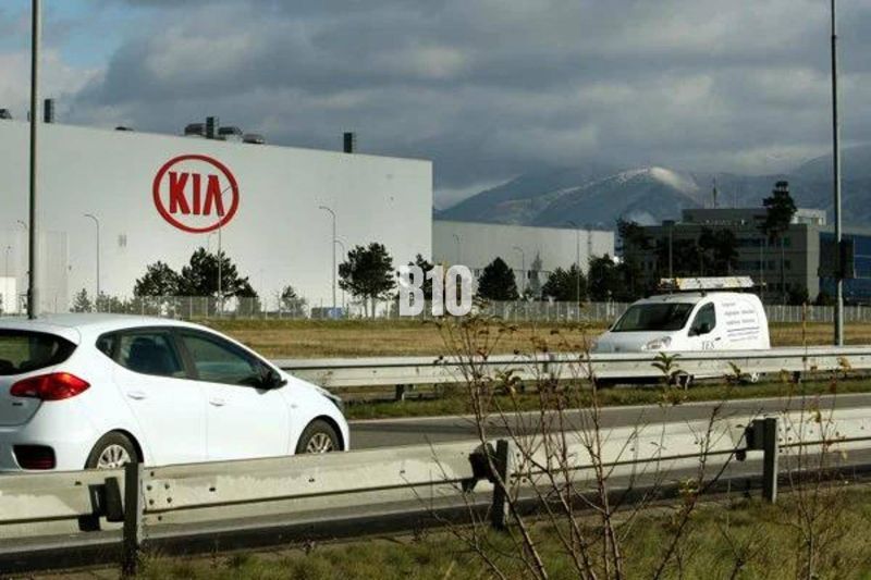 KIA Motors gyár Szlovákiában, autók az autópályán, kereskedelmi telkek a háttérben.