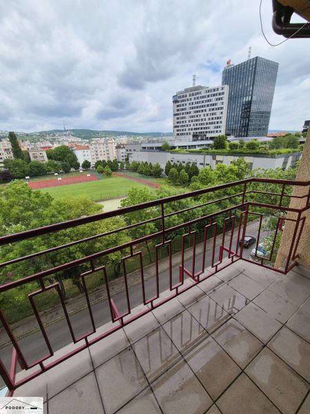 Kilátás az erkélyről a pozsonyi Jelačič utcában - Ružinov városrészben, háttérben egy magas épülettel.