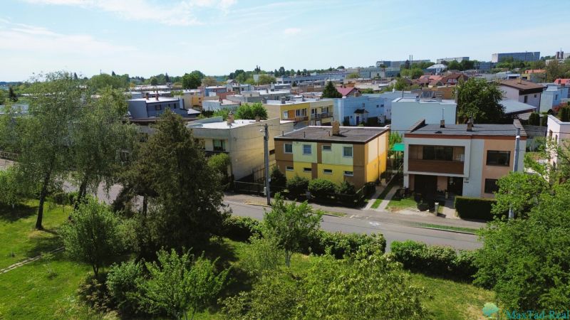 Kilátás a családi házakra a J. M. Hurbana rakparton, Michalovcén, zölddel körülvéve.
