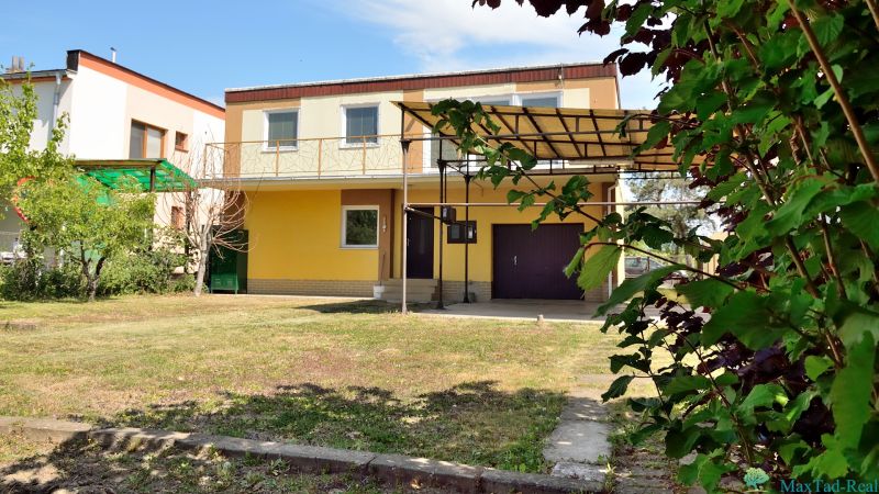 Sárga családi ház garázzsal és terasszal a Nabr. J. M. Hurbana utcában, Michalovce városában.