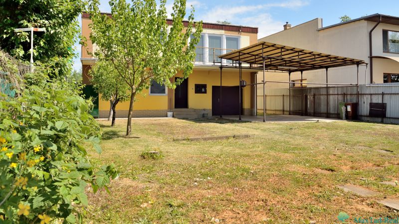 Családi ház a Nabr. J. M. Hurbana utcában, Michalovce, gyep és kocsibeállóval.