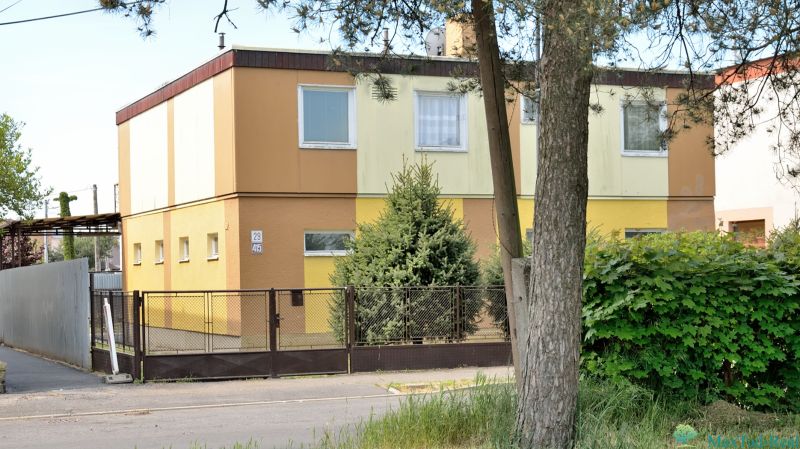 Családi ház a J. M. Hurbana rakparton, Mihályfalván, zölddel körülvéve, kerítéssel.