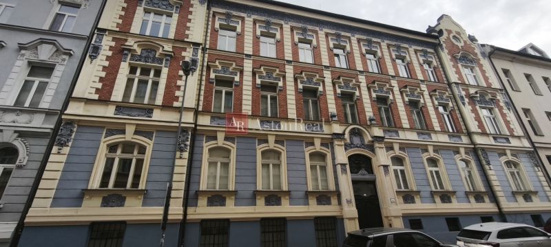 Történelmi épület a Leškova utcában Pozsonyban, gazdag építészeti részletekkel.
