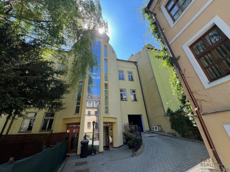 Üveg homlokzatú épület egy keskeny utcában, Grösslingova, Pozsony - Óváros. Irodák.