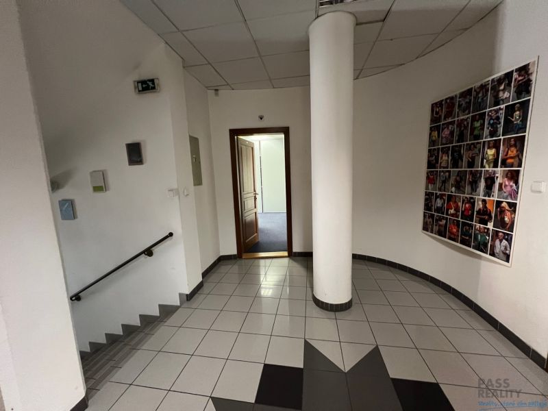 Iroda folyosó lépcsőkkel és faldekorációval.