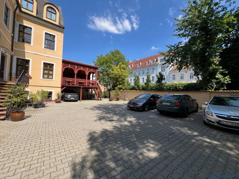Irodák melletti parkoló a Pozsony-Óvárosban, a Grössling utcában, autókkal.