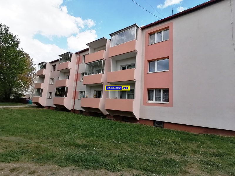 Többlakásos épület erkélyekkel a Záborského utcában, Martinban.