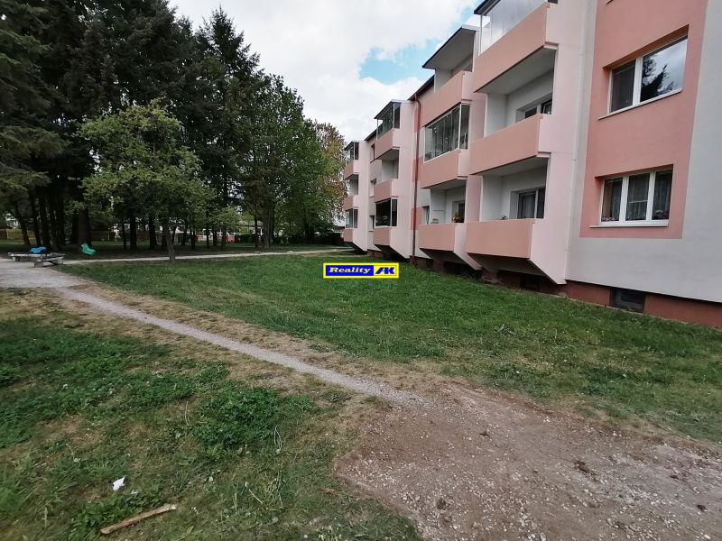 Tömbház a Záborského utcában, Martinban, zöldövezet és járdák veszik körül.