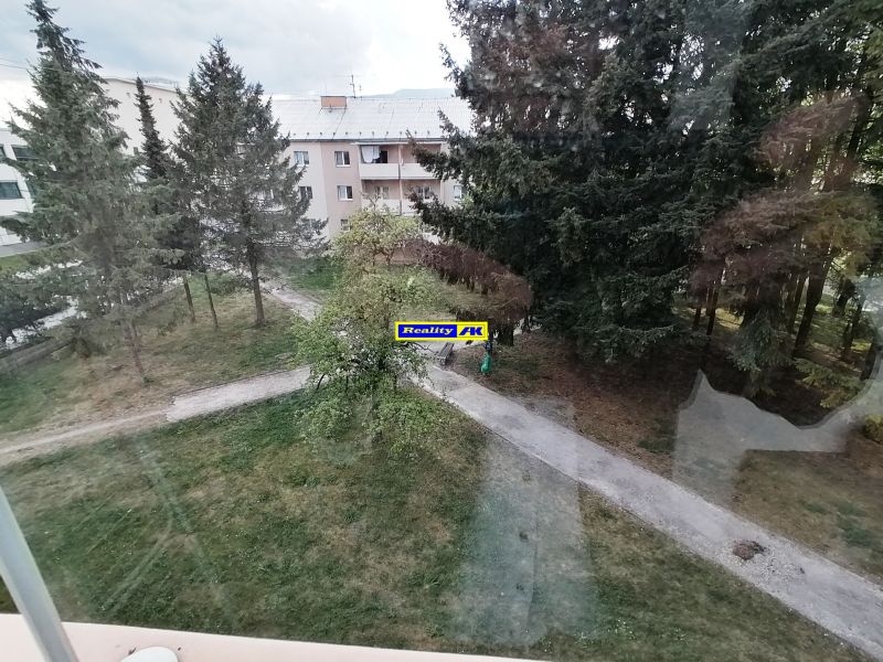 Kilátás a zöldre és a panelházra egy egyszobás lakásból a Záborského utcában, Martinban.