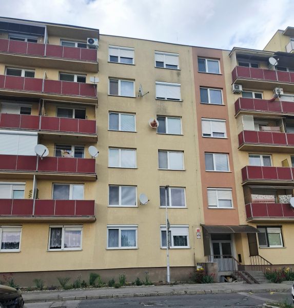 Tömbház a Nábrežná utcában Érsekújváron piros erkélyekkel.