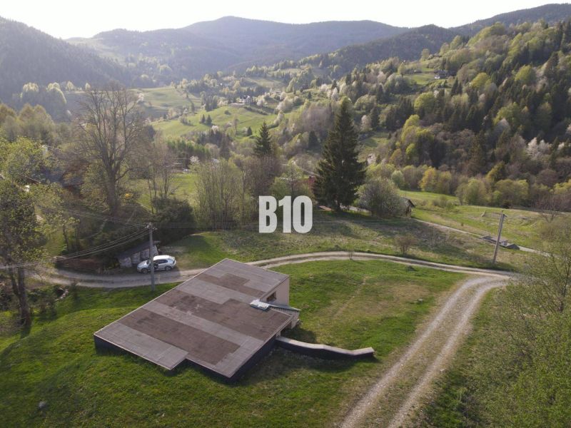 Ház Zázrivában, festői természettel és hegyi panorámával körülvéve.