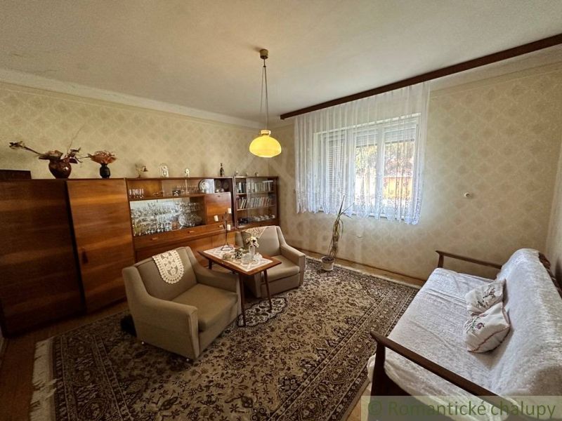 Nappali retro bútorokkal és fa dekorációjú padlóval egy családi házban.