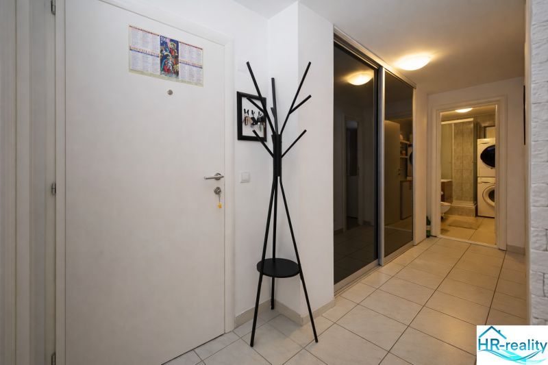 Folyosó fogassal és tükrös szekrénnyel a nyaraló apartmanban.