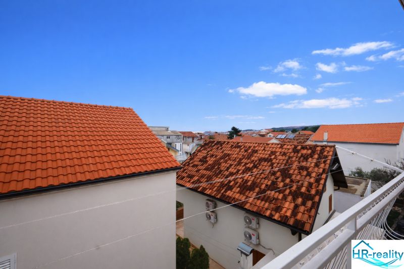 Kilátás a tetőkre és a kék égre a Vodicei Nyaraló Apartmanból.