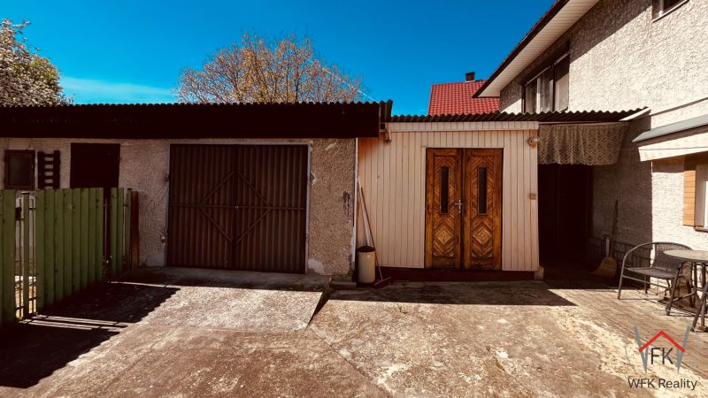Családi ház a Nová Kelča utcában, Nová Kelča, garázzsal és kerítéssel.