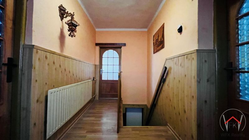 Folyosó fa burkolattal, fa dekor padlóval és lépcsővel egy családi házban.