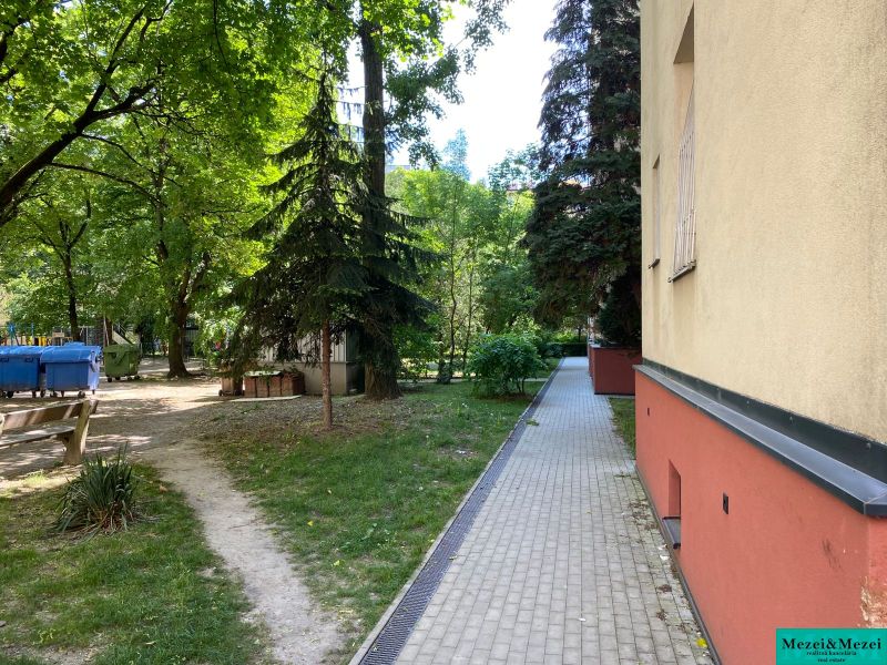 Nyugodt környezet sétánnyal és zöldterülettel a pozsonyi Legionárska utcánál.