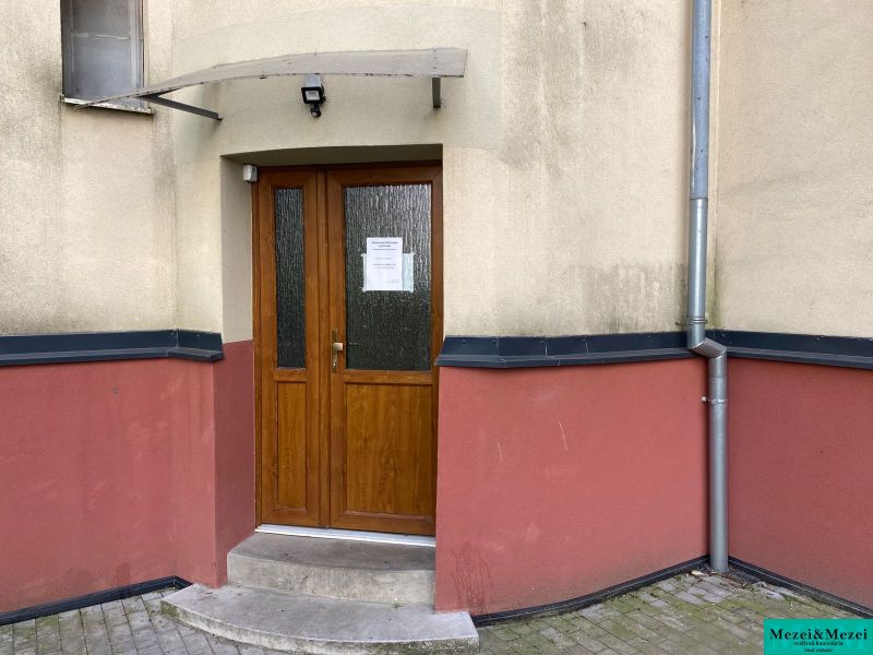 A pozsonyi Legionárska utcai lakóház bejárati ajtaja.