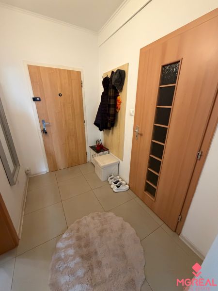 2 szobás lakás belső tere gardróbbal, csempével és kényelmes szőnyeggel.