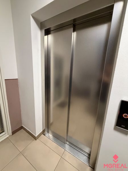 Rozsdamentes lift egy lakóházban a P.O. Hviezdoslava utcában, Topoľčany.