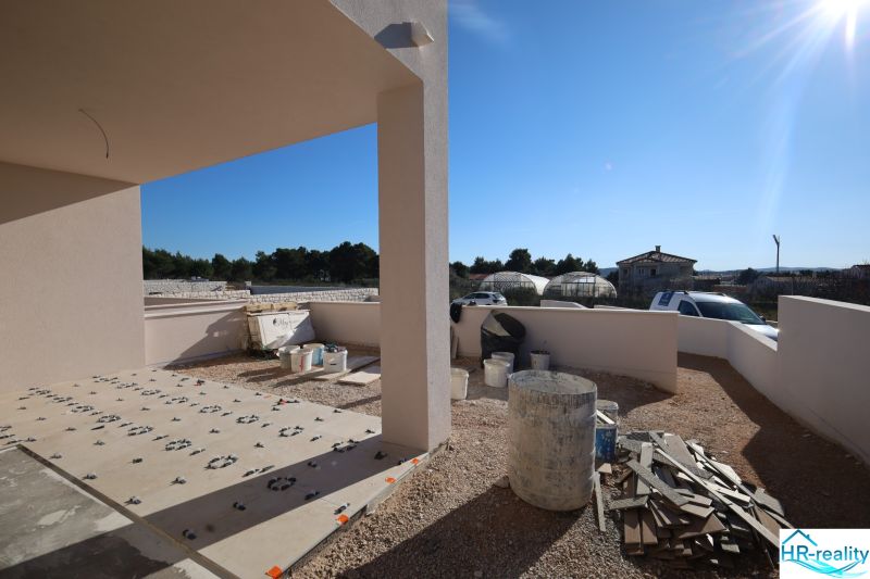 Építési munkálatok egy nyaraló apartman teraszán Vodicében, napos nap, látható edények és anyagok.