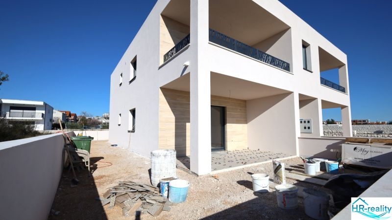 Nyaraló apartman építése Vodicében a befejező munkálatok során.