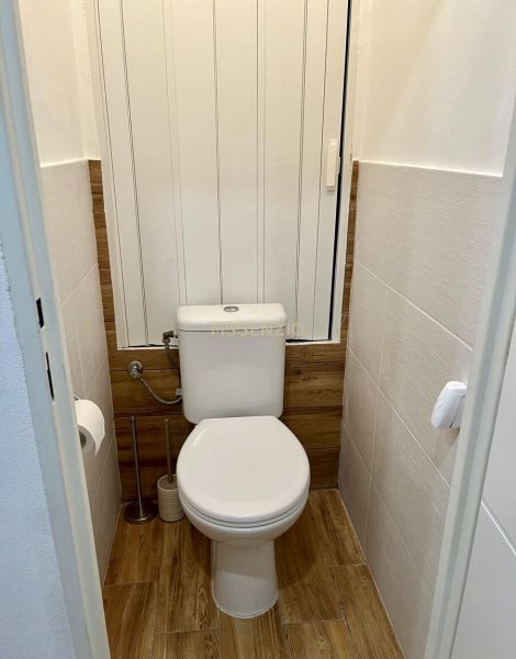 WC a kétszobás lakásban fa dekor padlóval.
