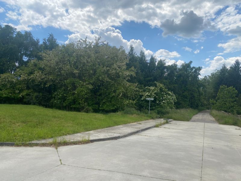 Telkek - lakóövezet a Stupavában, a Rímska utcán, zöldövezettel és úttal körülvéve.